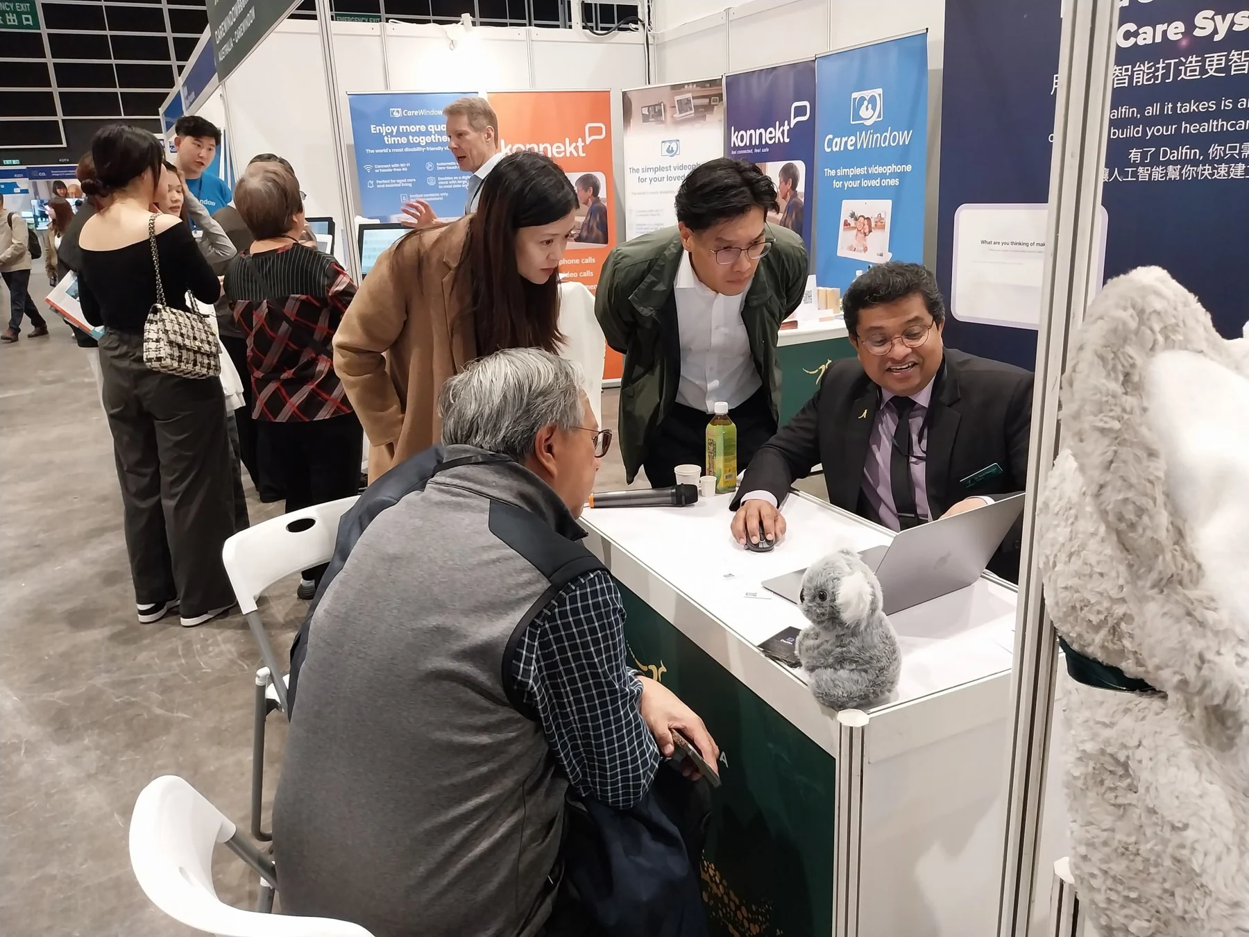 A platform demonstration with visitors at GIES 2025.